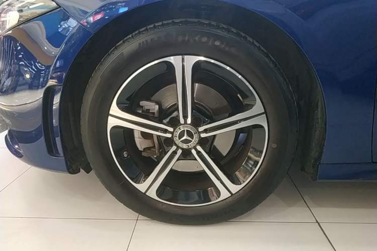 Used Mercedes-Benz A-Class 2022 Revised Version A 200 L Sport Sedan Fashionable Style Left Front Wheel Hub