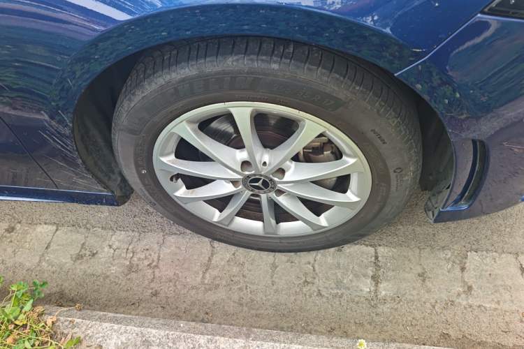 Used Mercedes-Benz A-Class 2022 Restyled A 200 L Sport Sedan Fashion Version Right Front Wheel Hub