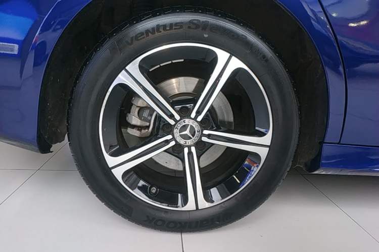 Used Mercedes-Benz A-Class 2022 Revised Version A 200 L Sport Sedan Fashionable Style Right Rear Wheel Hub