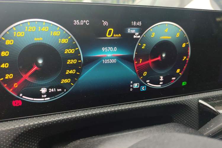 Used Mercedes-Benz A-Class 2022 Revised Version A 200 L Sport Sedan Fashionable Style Odometer Close Up