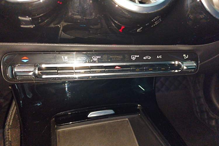 Used Mercedes-Benz A-Class 2022 Second Facelift A 200 L Sport Sedan Fashion Version Audio And AC Panel