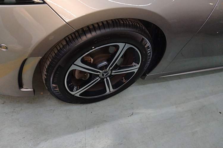 Used Mercedes-Benz A-Class 2022 Second Facelift A 200 L Sport Sedan Fashion Version Left Front Wheel Hub