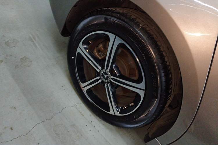 Used Mercedes-Benz A-Class 2022 Second Facelift A 200 L Sport Sedan Fashion Version Right Rear Wheel Hub