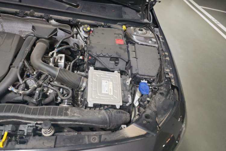 Used Mercedes-Benz A-Class 2022 Revised Version A 200 L Sport Sedan Fashionable Style Engine Bay Left