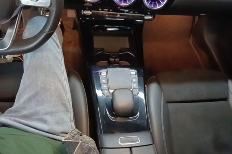 Used Mercedes-Benz A-Class 2022 Revised Version A 200 L Sport Sedan Fashionable Style Gear Lever