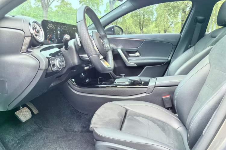 Used Mercedes-Benz A-Class 2022 Second Facelift A 200 L Sport Sedan Fashion Version Interior 4