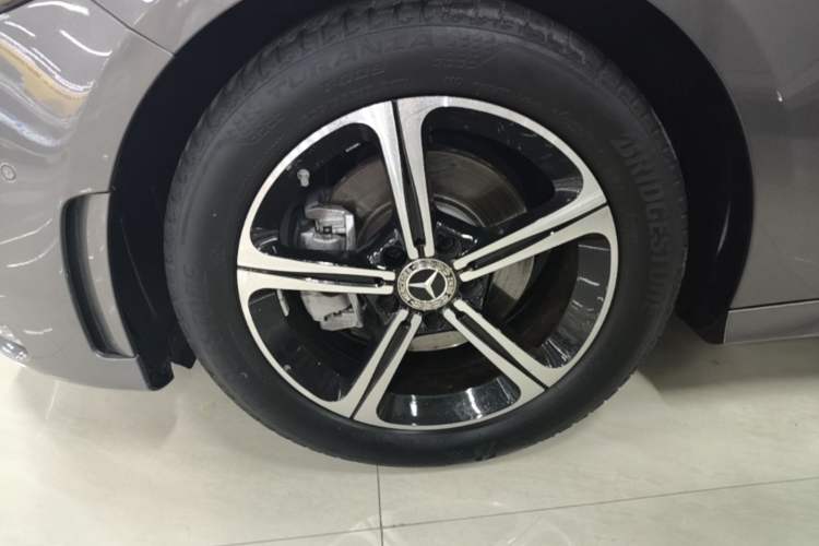 Used Mercedes-Benz A-Class 2022 Revised Version A 200 L Sport Sedan Fashionable Style Left Front Wheel Hub