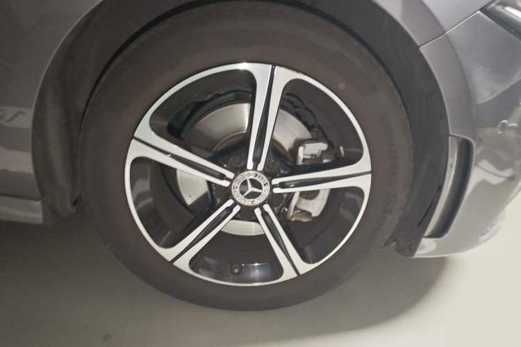 Used Mercedes-Benz A-Class 2022 Revised Version A 200 L Sport Sedan Fashionable Style Right Front Wheel Hub