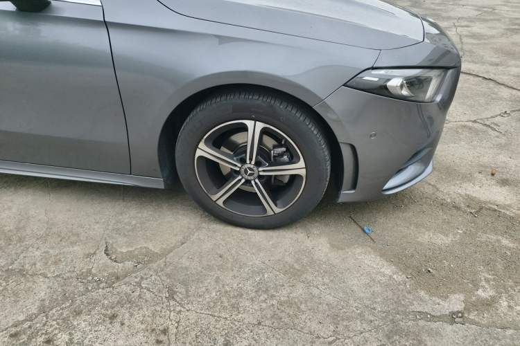 Used Mercedes-Benz A-Class 2022 Second Facelift A 200 L Sport Sedan Fashion Version Right Front Wheel Hub