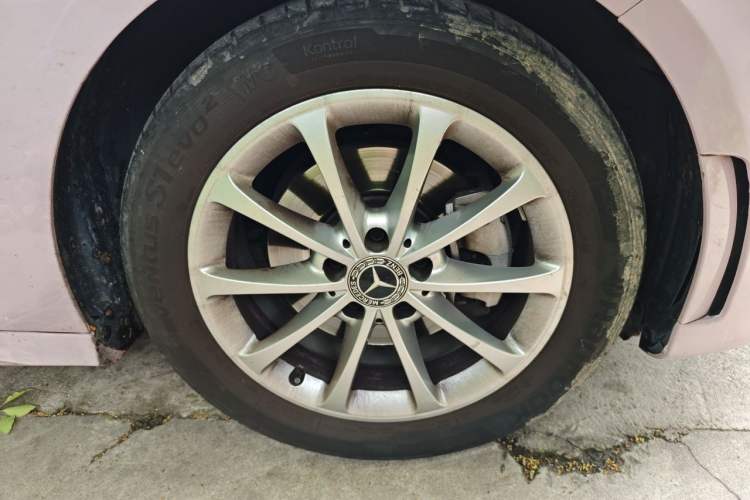 Used Mercedes-Benz A-Class 2022 Restyled A 200 L Sport Sedan Fashion Version Right Front Wheel Hub