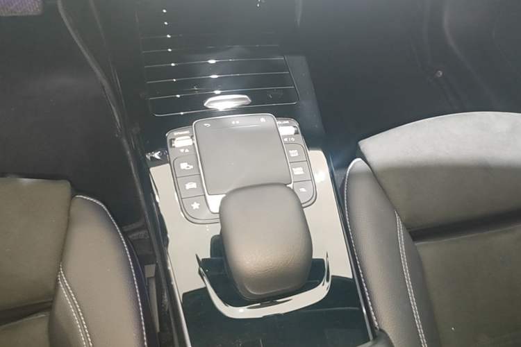 Used Mercedes-Benz A-Class 2022 Second Facelift A 200 L Sport Sedan Fashion Version Gear Lever