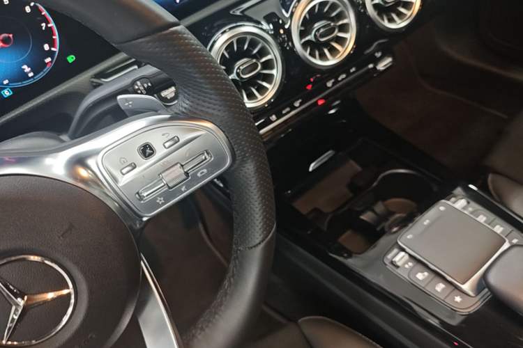 Used Mercedes-Benz A-Class 2022 Revised Version A 200 L Sport Sedan Fashionable Style Gear Lever