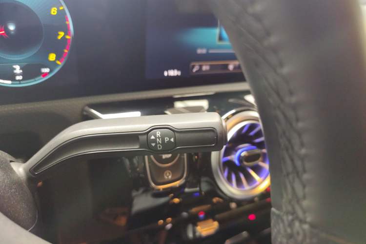 Used Mercedes-Benz A-Class 2022 Revised Version A 200 L Sport Sedan Fashionable Style Gear Lever