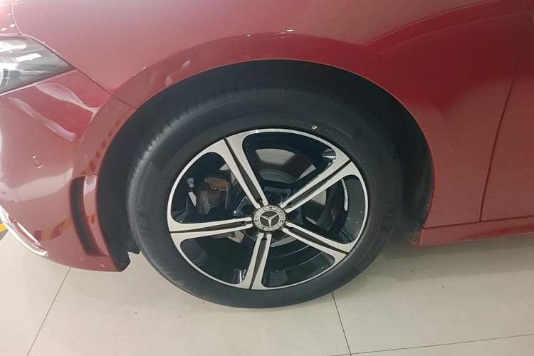 Used Mercedes-Benz A-Class 2022 Second Facelift A 200 L Sport Sedan Fashion Version Left Front Wheel Hub