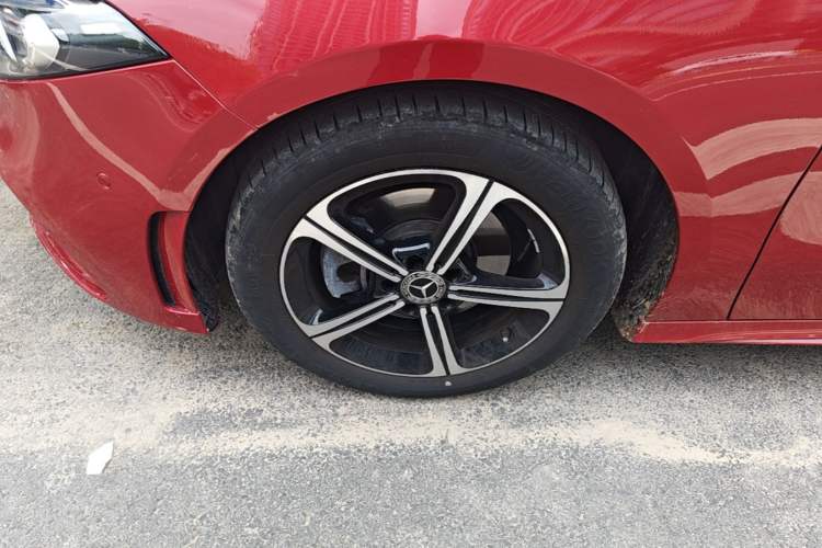 Used Mercedes-Benz A-Class 2022 Revised Version A 200 L Sport Sedan Fashionable Style Left Front Wheel Hub