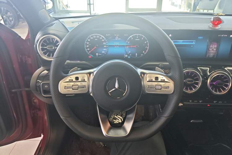 Used Mercedes-Benz A-Class 2022 Second Facelift A 200 L Sport Sedan Fashion Version Steering Wheel