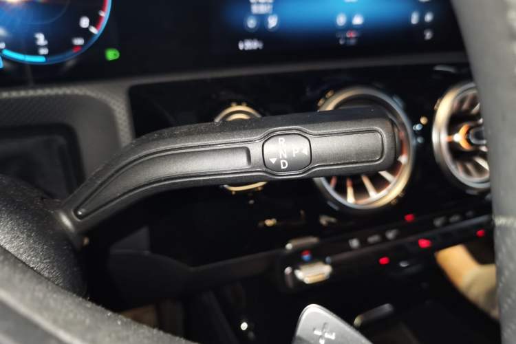 Used Mercedes-Benz A-Class 2022 Revised Version A 200 L Sport Sedan Fashionable Style Gear Lever