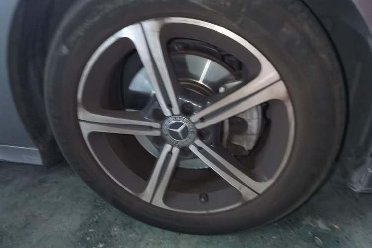 Used Mercedes-Benz A-Class 2022 Revised Version A 200 L Sport Sedan Fashionable Style Right Front Wheel Hub
