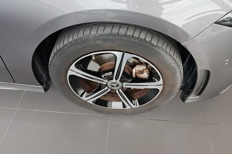 Used Mercedes-Benz A-Class 2022 Revised Version A 200 L Sport Sedan Fashionable Style Right Front Wheel Hub