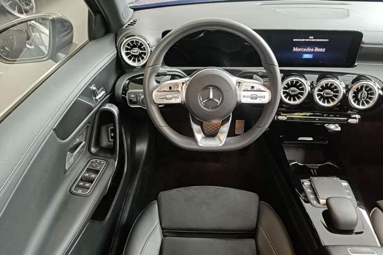 Used Mercedes-Benz A-Class 2022 Revised Version A 200 L Sport Sedan Fashionable Style Steering Wheel