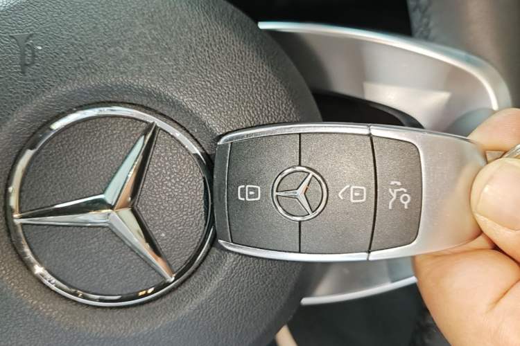 Used Mercedes-Benz A-Class 2022 Revised Version A 200 L Sport Sedan Fashionable Style Vehicle Key
