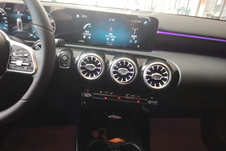 Used Mercedes-Benz A-Class 2022 Revised Version A 200 L Sport Sedan Fashionable Style Audio And AC Panel