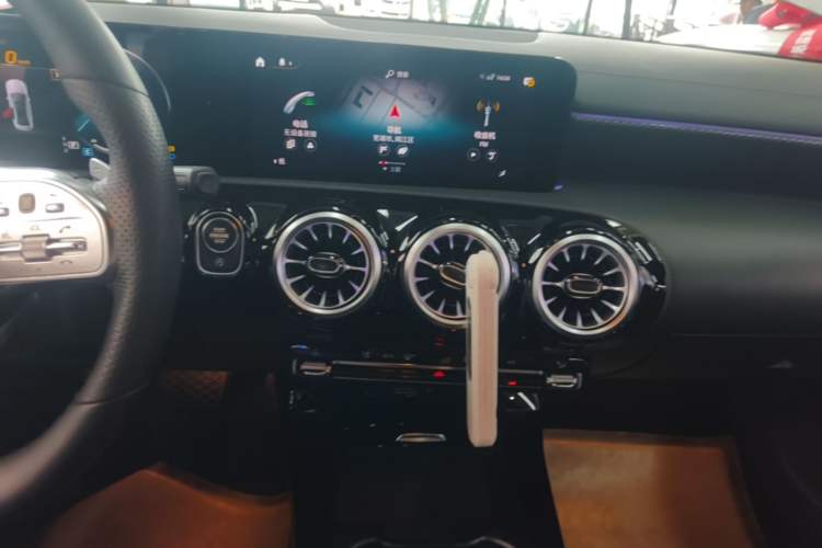 Used Mercedes-Benz A-Class 2022 Second Facelift A 200 L Sport Sedan Fashion Version Audio And AC Panel