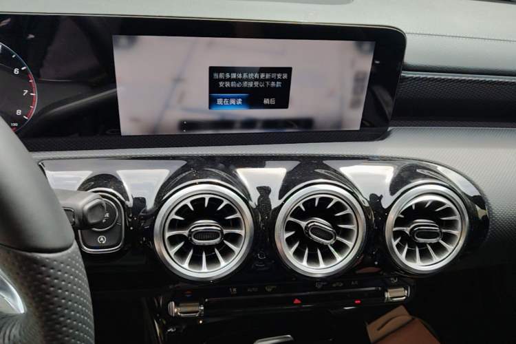 Used Mercedes-Benz A-Class 2022 Second Facelift A 200 L Sport Sedan Fashion Version Audio And AC Panel