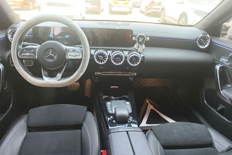Used Mercedes-Benz A-Class 2022 Revised Version A 200 L Sport Sedan Fashionable Style Center Console