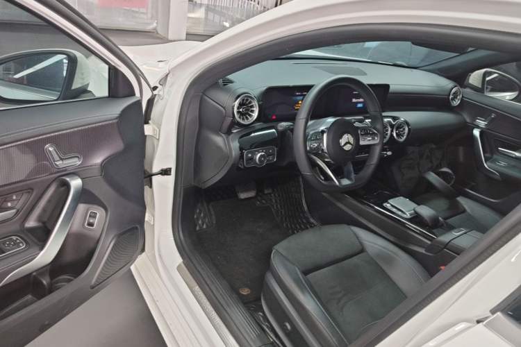Used Mercedes-Benz A-Class 2022 Revised Version A 200 L Sport Sedan Fashionable Style Driver Seat
