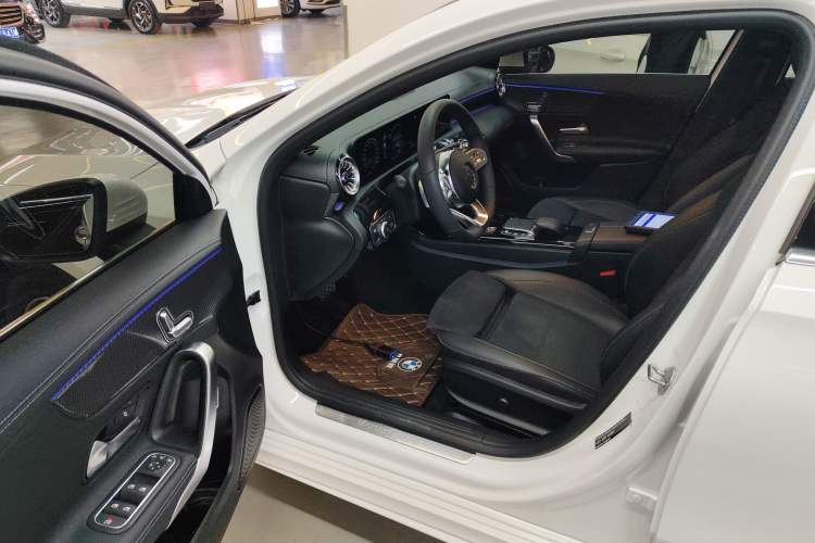 Used Mercedes-Benz A-Class 2022 Revised Version A 200 L Sport Sedan Fashionable Style Driver Seat