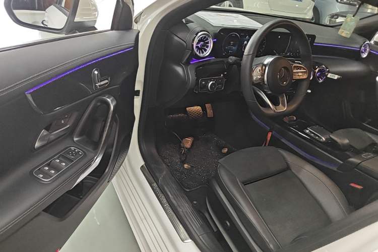 Used Mercedes-Benz A-Class 2022 Revised Version A 200 L Sport Sedan Fashionable Style Driver Seat