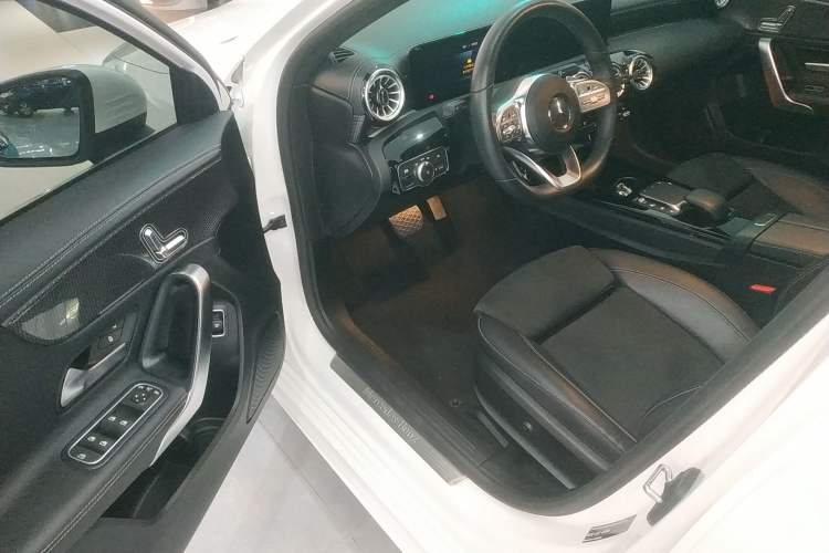 Used Mercedes-Benz A-Class 2022 Revised Version A 200 L Sport Sedan Fashionable Style Driver Seat