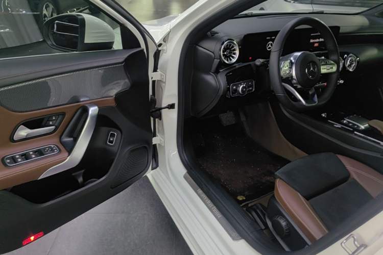 Used Mercedes-Benz A-Class 2022 Second Facelift A 200 L Sport Sedan Fashion Version Driver Seat