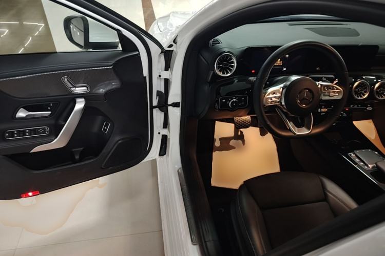 Used Mercedes-Benz A-Class 2022 Revised Version A 200 L Sport Sedan Fashionable Style Driver Seat