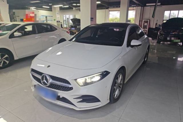 Ojetý Mercedes-Benz A-Class 2022 Restyled A 200 L Sport Sedan Dynamic Version