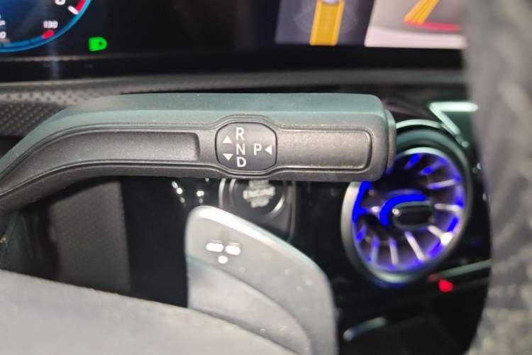 Used Mercedes-Benz A-Class 2022 Revised Version A 200 L Sport Sedan Fashionable Style Gear Lever