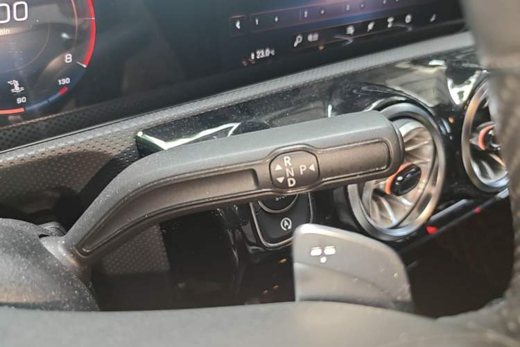 Used Mercedes-Benz A-Class 2022 Revised Version A 200 L Sport Sedan Fashionable Style Gear Lever