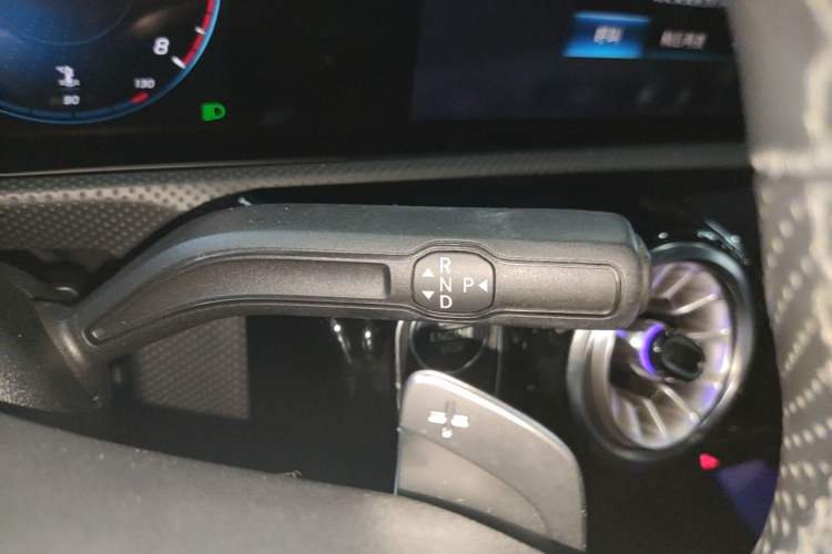 Used Mercedes-Benz A-Class 2022 Revised Version A 200 L Sport Sedan Fashionable Style Gear Lever