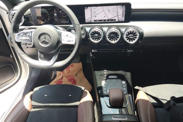 Used Mercedes-Benz A-Class 2022 Revised Version A 200 L Sport Sedan Fashionable Style Gear Lever