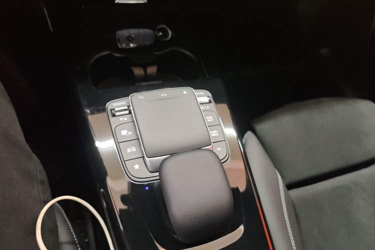 Used Mercedes-Benz A-Class 2022 Revised Version A 200 L Sport Sedan Fashionable Style Gear Lever