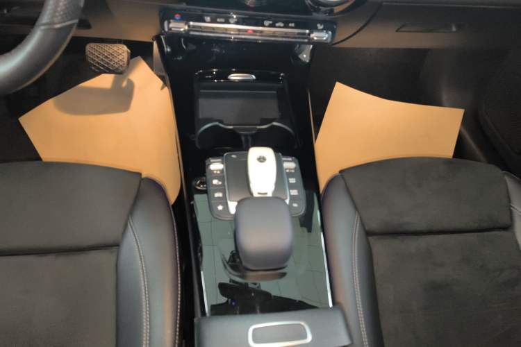Used Mercedes-Benz A-Class 2022 Revised Version A 200 L Sport Sedan Fashionable Style Gear Lever