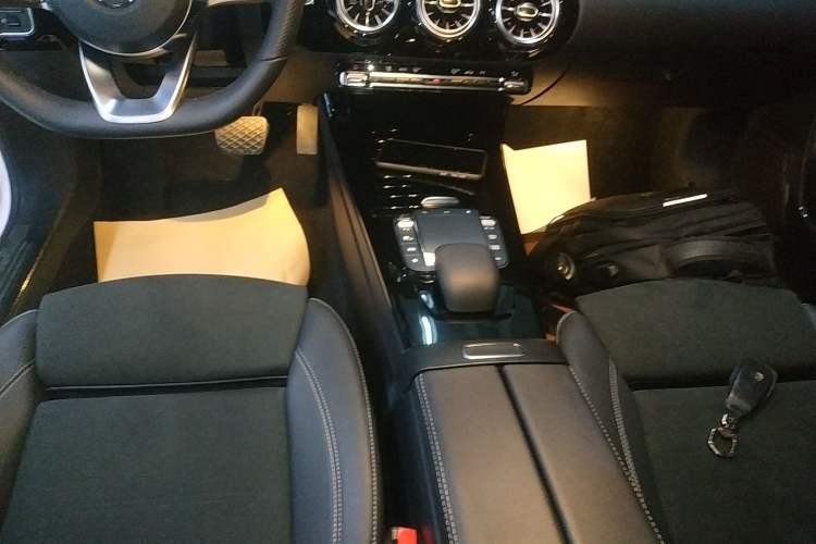 Used Mercedes-Benz A-Class 2022 Revised Version A 200 L Sport Sedan Fashionable Style Gear Lever