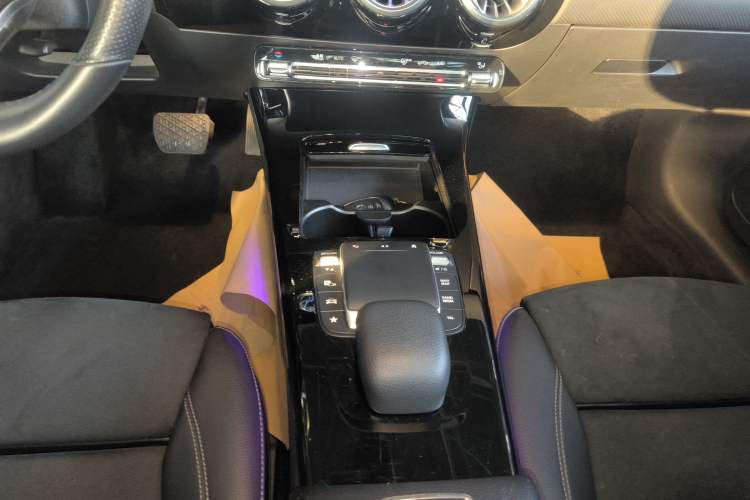 Used Mercedes-Benz A-Class 2022 Revised Version A 200 L Sport Sedan Fashionable Style Gear Lever