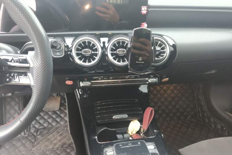 Used Mercedes-Benz A-Class 2022 Revised Version A 200 L Sport Sedan Fashionable Style Gear Lever
