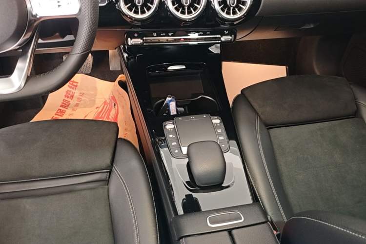 Used Mercedes-Benz A-Class 2022 Second Facelift A 200 L Sport Sedan Fashion Version Gear Lever