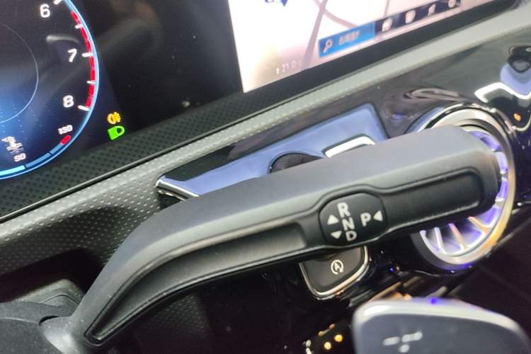 Used Mercedes-Benz A-Class 2022 Revised Version A 200 L Sport Sedan Fashionable Style Gear Lever