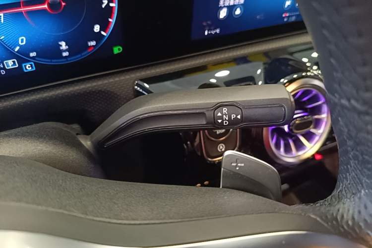 Used Mercedes-Benz A-Class 2022 Revised Version A 200 L Sport Sedan Fashionable Style Gear Lever