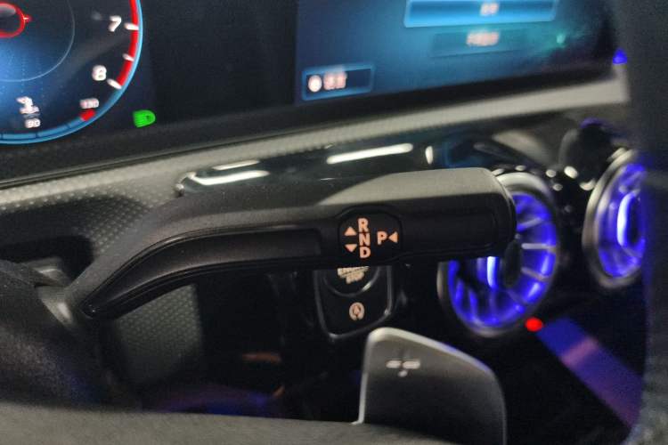 Used Mercedes-Benz A-Class 2022 Revised Version A 200 L Sport Sedan Fashionable Style Gear Lever