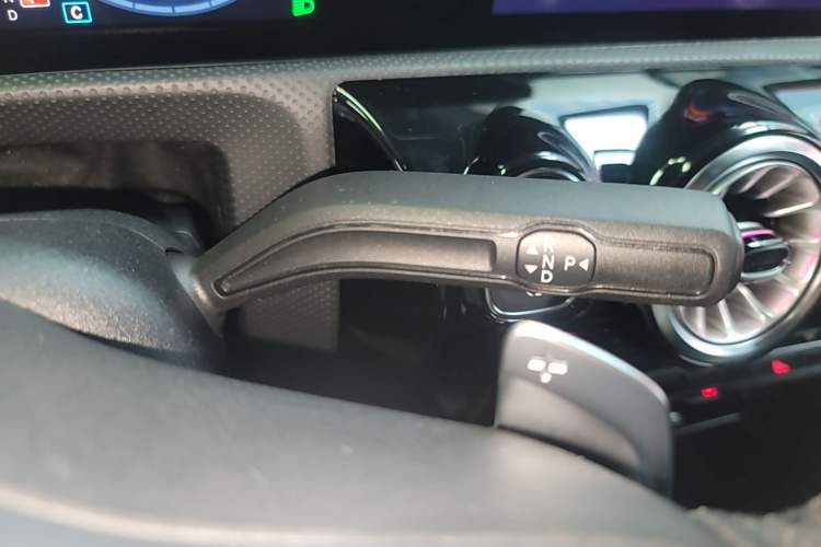 Used Mercedes-Benz A-Class 2022 Revised Version A 200 L Sport Sedan Fashionable Style Gear Lever